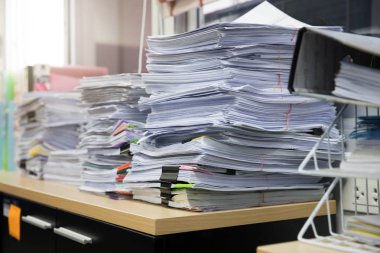 İş ve ekonomi kavramı ofis ofis masasında iş kağıt yığınını tamamlanmamış belgeler yığını çalışma,