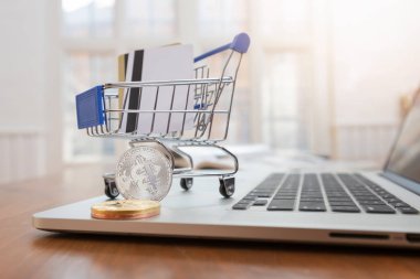 İş ve ekonomi kavramı, alışveriş sepeti ile kredi kartı ve bitcoin E-ticaret online alışveriş için masa üzerinde Kapat.