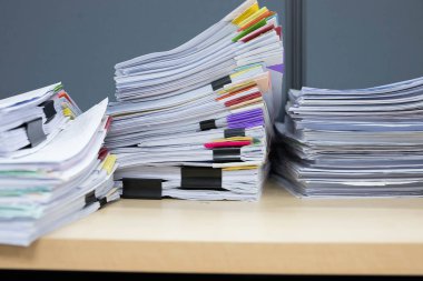 İş ve ekonomi kavramı ofis ofis masasında iş kağıt yığınını tamamlanmamış belgeler yığını çalışma,