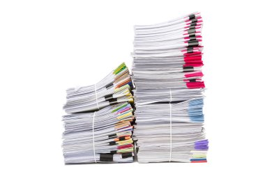 Beyaz arka plan üzerinde izole iş belge kağıt yığını