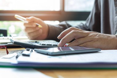 Çalışma, işadamı satış analizi grafiği hesaplamak için hesap makinesini kullanarak office iş ve ekonomi kavramı