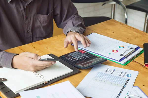 Conceito Negócios Finanças Trabalho Escritório Homem Negócios Usando Calculadora Para — Fotografia de Stock