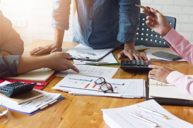 Çalışma, takım analizi grafiği tartışırken işadamları office iş ve ekonomi kavramı