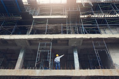 İnşaat kavramlar, mühendis ve mimar inşaat alanında planı ile çalışma