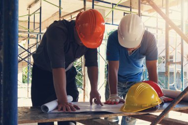 İnşaat kavramlar, mühendis ve mimar inşaat alanında planı ile çalışma