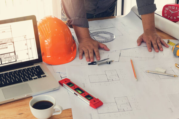 Концепция инженера и архитектора, команда инженеров-архитекторов, работающих с чертежами
