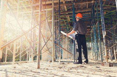 İnşaat kavramlar, mühendis ve mimar inşaat alanında planı ile çalışma