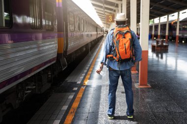 Seyahat tren Tayland Chiang Mai tren istasyonunda bekleyen eşyalarını adamla Asya seyahat