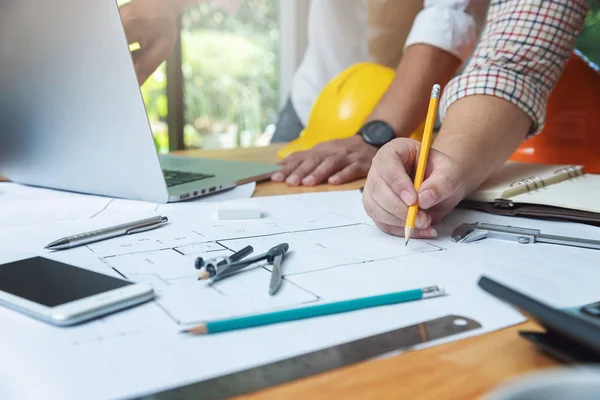 Concepto Ingeniero Arquitecto Equipo Oficinas Ingeniero Arquitectos Trabajando Con Planos — Foto de Stock