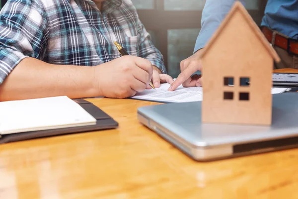 Onroerende Goederenagent Tonen Zijn Cliënt Waar Hij Heeft Een Contract — Stockfoto