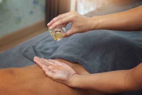 Mulher Asiática Desfrutando Uma Massagem Esfoliação Sal Spa — Fotografia de Stock