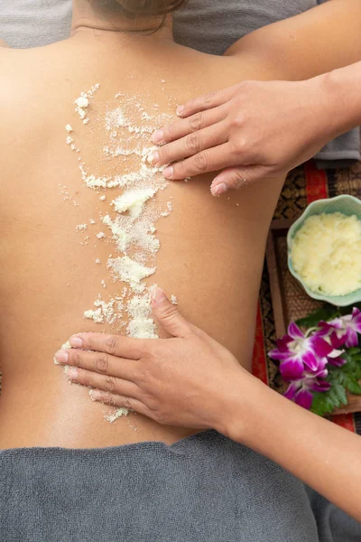 Mulher Asiática Desfrutando Uma Massagem Esfoliação Sal Spa — Fotografia de Stock