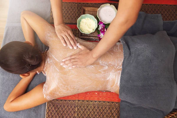 Mulher Asiática Desfrutando Uma Massagem Esfoliação Sal Spa — Fotografia de Stock