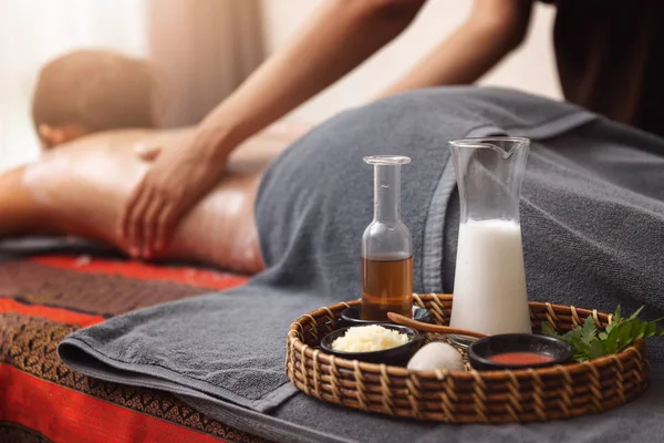 Asyalı kadının tuz fırçalama Masaj Spa.