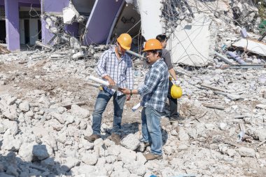 Mühendis mimar ve işçi işlemi denetimi yıkmak eski bina.