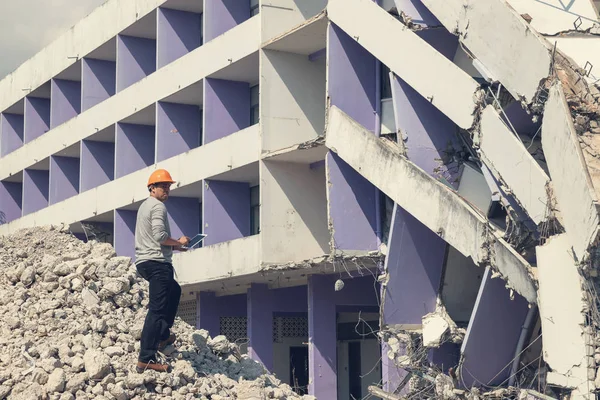 Mühendis mimar ve işçi işlemi denetimi eski binayı yıkmak. Vintage etkisi