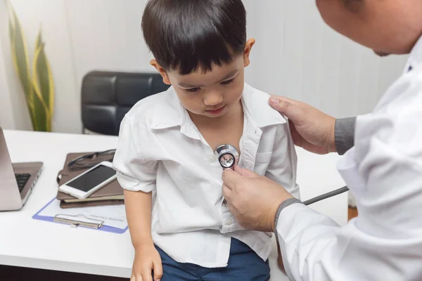 儿科医生用听诊器检查一个亚洲小男孩 — 图库照片