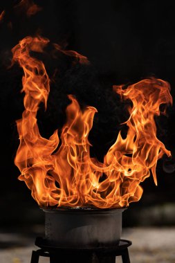Closeup yangın pot pişirme sırasında alevler.