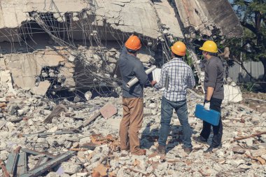 Mühendis mimar ve işçi işlemi denetimi yıkmak eski bina.