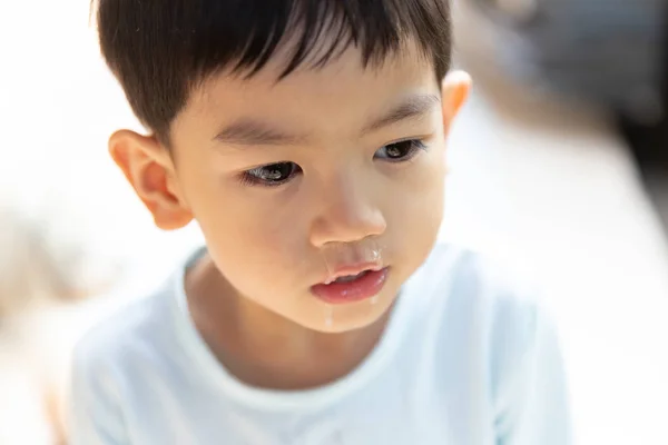 閉じて 鼻から流れる粘液をアジアの少年が明確な鼻水と鼻水 — ストック写真