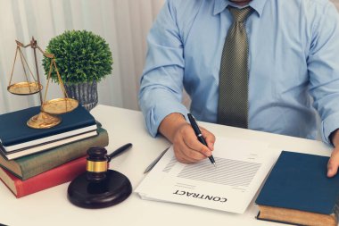 Hukuk, avukat ve çalışma ve iş sözleşme kağıtları Office tartışırken işadamı kavramlarını.