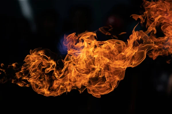 Siyah arka plan üzerine gaz patlaması alevlerden closeup yangın.