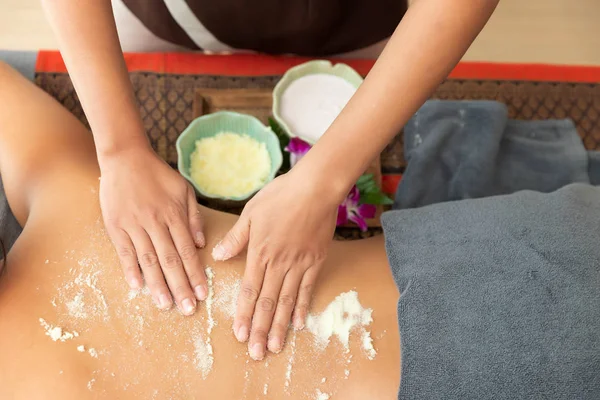 Mulher Asiática Desfrutando Uma Massagem Esfoliação Sal Spa — Fotografia de Stock