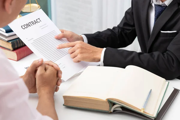 Concepts Droit Avocat Homme Affaires Travaillant Discutant Des Documents Contractuels — Photo