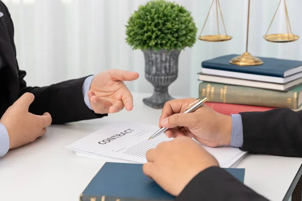 弁護士 ビジネスマン オフィスでビジネス契約書類を議論するの概念 — ストック写真