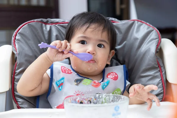 Primer Bebé Comiendo Comida — Foto de Stock