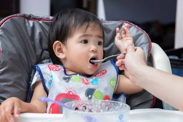 Madre Alimentando Hijo Con Alimentos Para Bebés — Foto de Stock