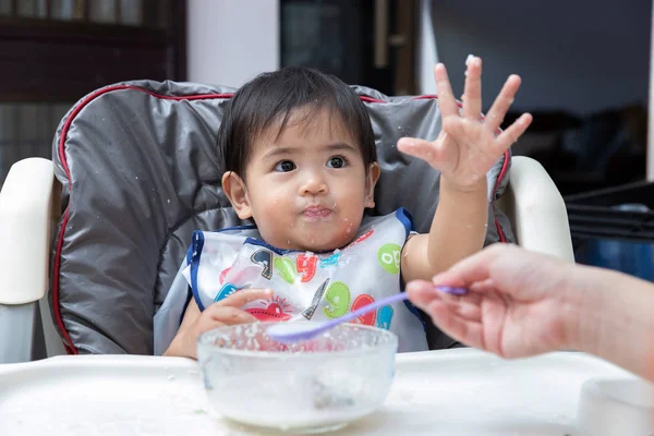 Mãe Alimentando Comida Bebê Para Seu Filho — Fotografia de Stock