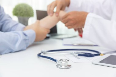 Sağlık ve tıp kavramı, stetoskop yakından doktor ile açıklamak bilek ağrısı belirtileri ve tedavi için hastanın hastanede