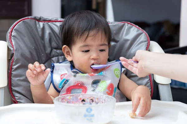 Bebé Sentado Trona Madre Alimentando Bebé Con Comida Lado Una — Foto de Stock