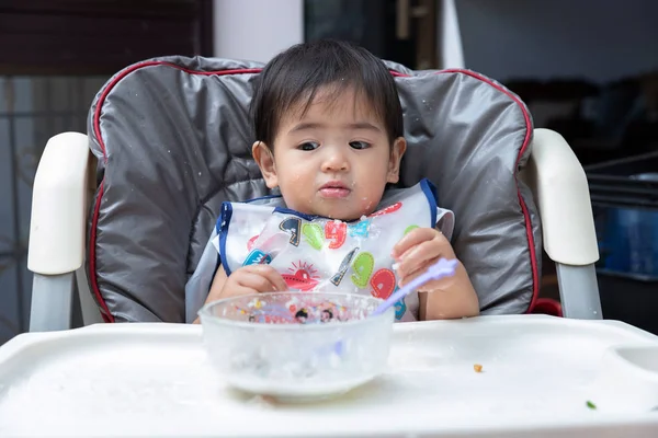 Bebê Sentado Cadeira Alta Comendo Lado Uma Mesa Jantar Casa — Fotografia de Stock