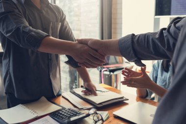 Ofiste iş ve çalışma, office yatırım iş tartıştıktan sonra el sallayarak işadamları ekip çalışması kavramı Finans planı