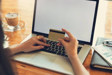 İş ve Finans kavramı, E-ticaret online alışveriş için kredi kartı ile iş kadını.