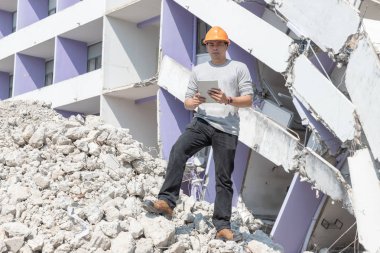 Mühendis mimar ve işçi işlemi denetimi yıkmak eski bina.