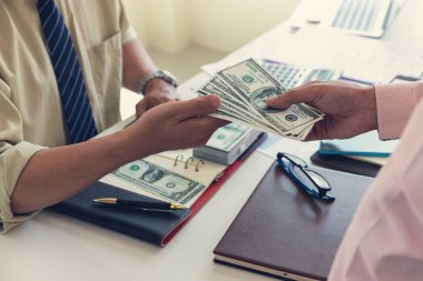 İş ve Finans office çalışma, yatırım kâr ortağı için para veren işadamı kavramı.