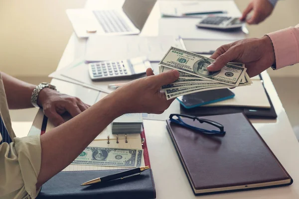 Conceito Negócio Finanças Trabalho Escritório Empresário Dando Dinheiro Seu Parceiro — Fotografia de Stock