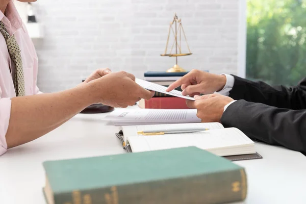Hukuk, avukat ve çalışma ve iş sözleşme kağıtları Office tartışırken işadamı kavramlarını.