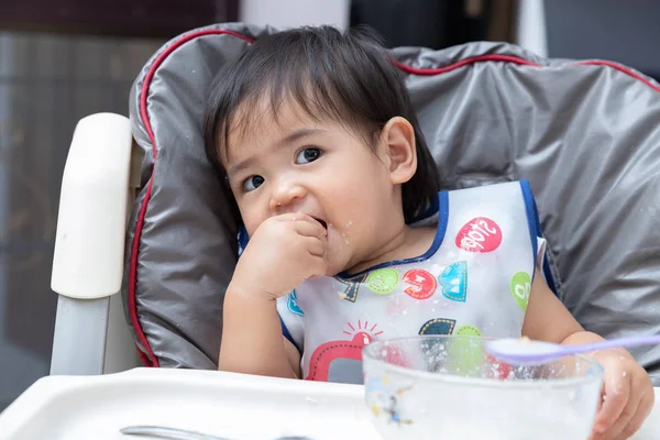 Cerca Bebé Comiendo Comida Por Misma — Foto de Stock