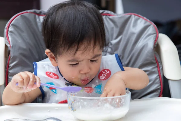 Fechar Bebê Comer Refeição Por — Fotografia de Stock