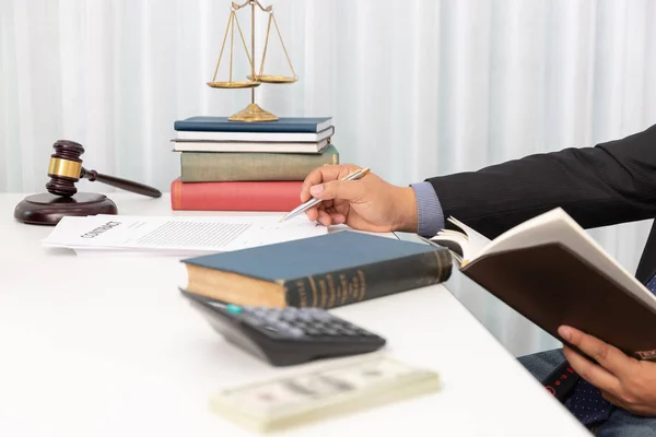 Conceitos Direito Advogado Empresário Trabalhando Discutindo Papéis Contrato Negócios Escritório — Fotografia de Stock