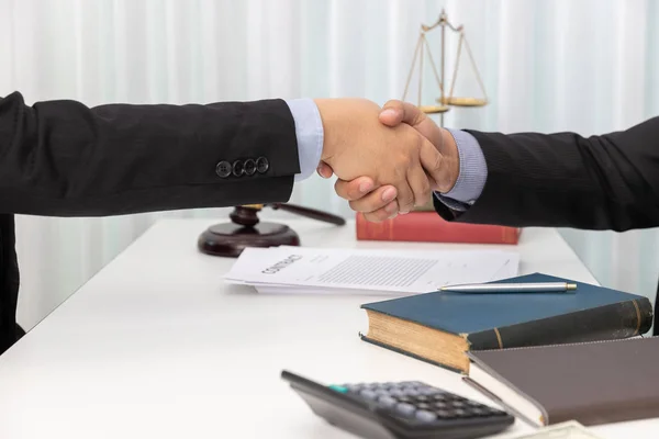 弁護士およびビジネスマンのオフィスでビジネス契約書類を議論した後握手の概念 — ストック写真