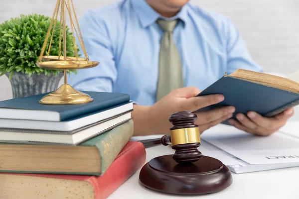 Hukuk, avukat ve çalışma ve iş sözleşme kağıtları Office tartışırken işadamı kavramlarını.