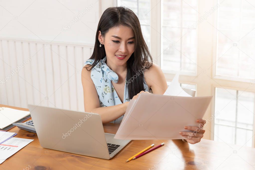 Freelancer business woman working with computer laptop in cafe.