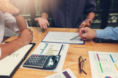 İş ve Finans office çalışma, smartphone kullanarak ve yatırım iş planı Office tartışırken işadamı kavramı