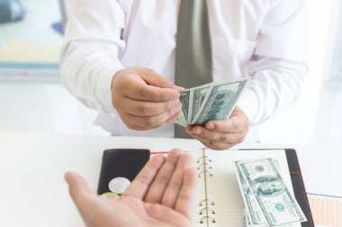 İş ve Finans kavramı, el ortağı için para veren işadamı.