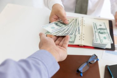 İş ve Finans kavramı, el ortağı için para veren işadamı.